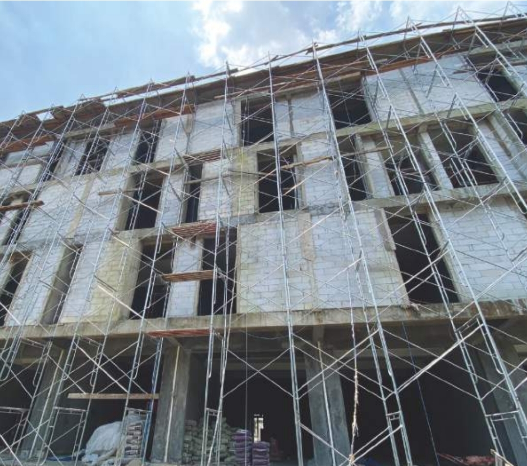 Scaffolding pada proyek gedung